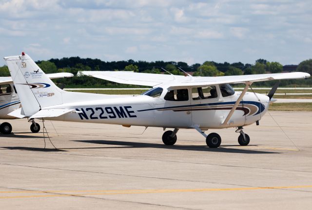 Cessna Skyhawk (N229ME)