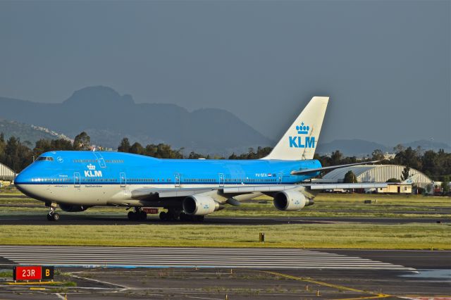 Boeing 747-200 (PH-BFH) - KLM B747-400 (PH-BFH), leave runway afterward of landing on runway 05R in Mexico City Airport (AICM).