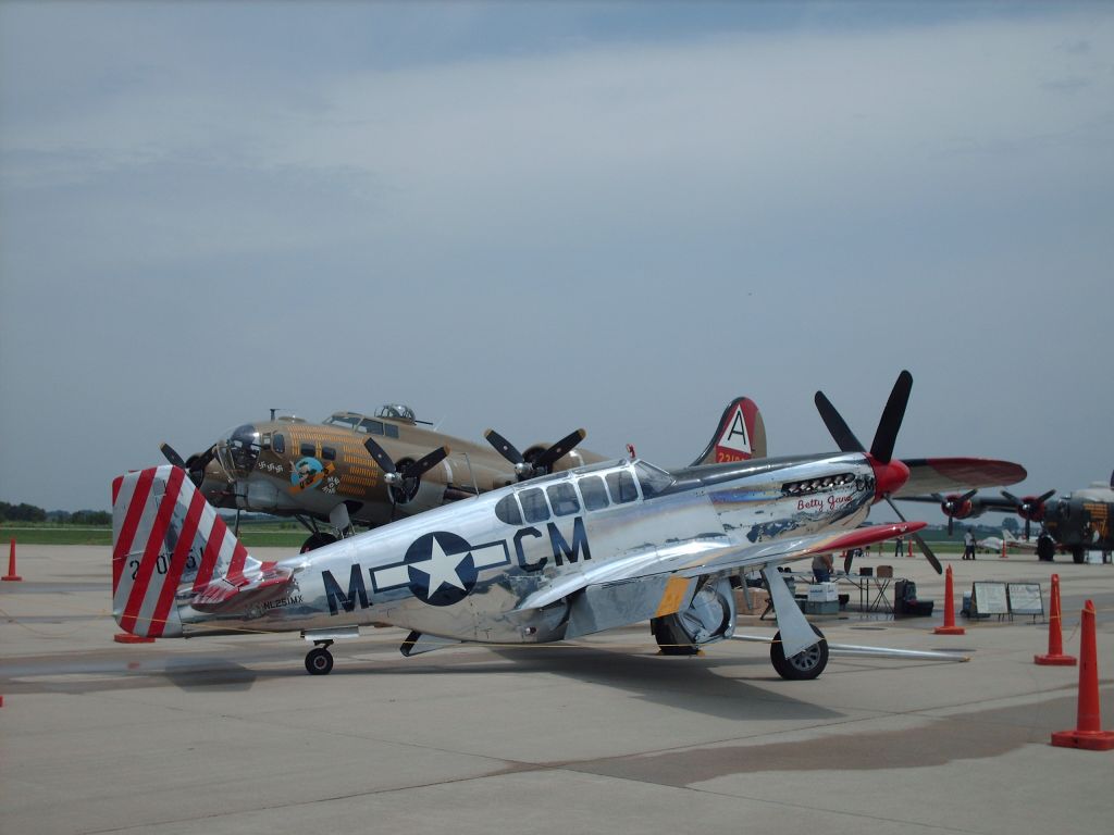 North American P-51 Mustang (N251MX)