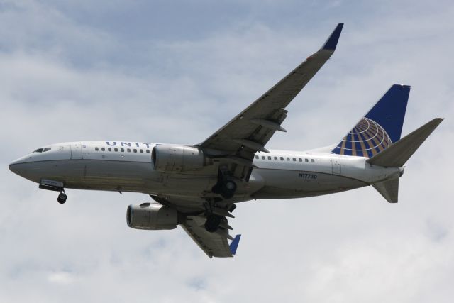 Boeing 737-700 (N17730) - United Flight 1190 (N17730) arrives at Sarasota-Bradenton International Airport following a flight from Chicago-O'Hare International Airport