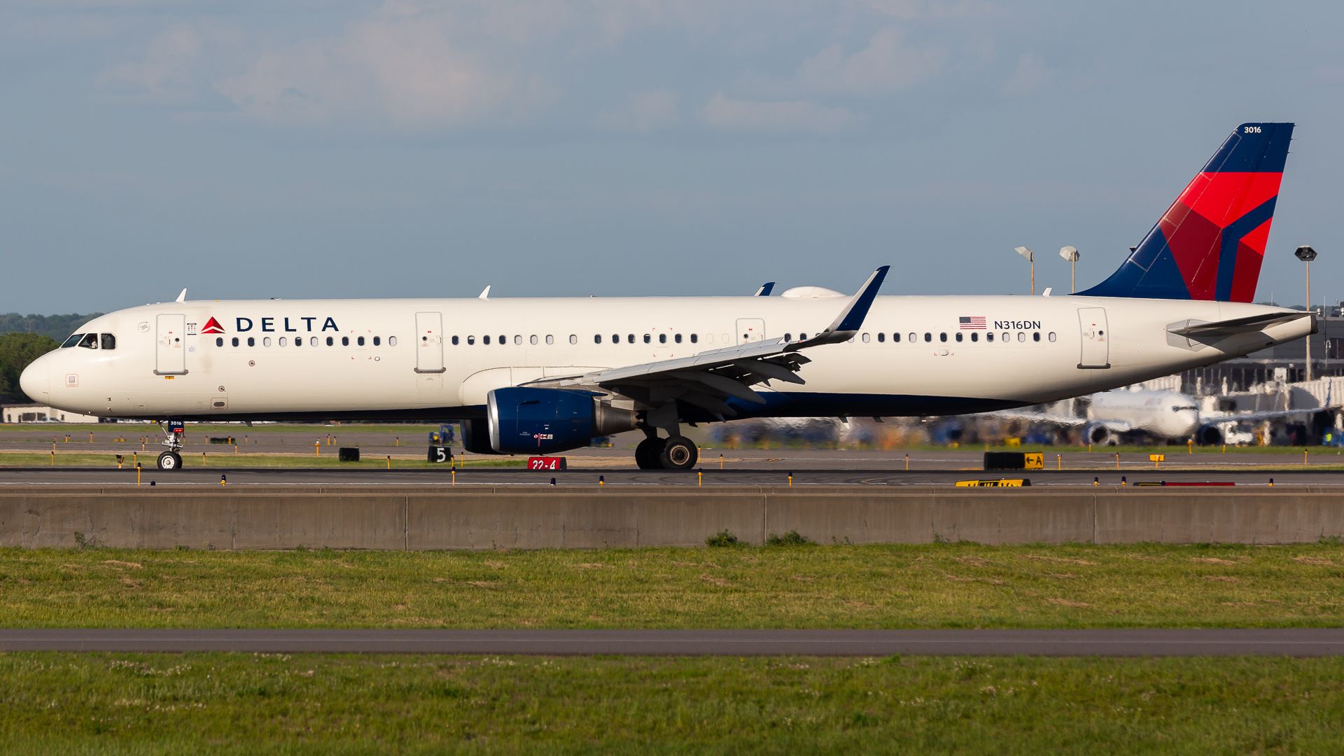 Airbus A321 (N316DN)