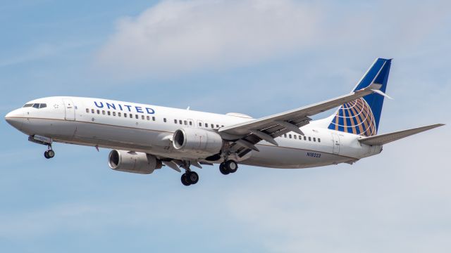 Boeing 737-800 (N18223) - United Airlines Boeing 737-824 arriving on runway 29 at Newark from Fort Meyers.