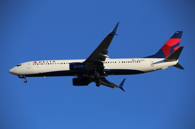 Boeing 737-900 (N898DN)