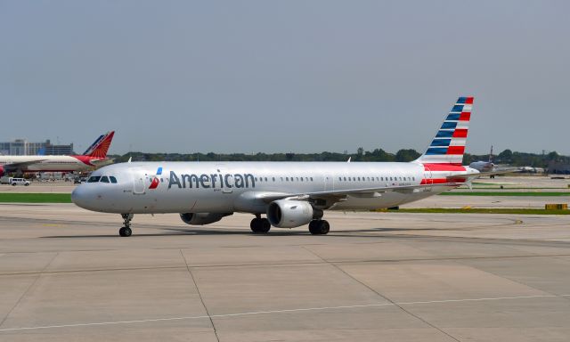 Airbus A321 (N184US) - American Airlines Airbus A321-211 N184US in Chicago