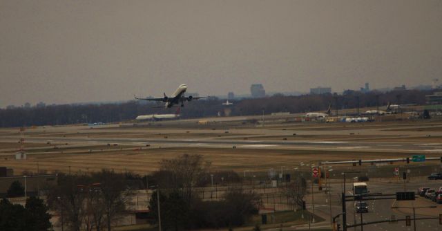 Boeing 757-200 (N547US) - B757-200 rotating from Rwy 17. Photo taken from Mall of America east parking garage, top level 