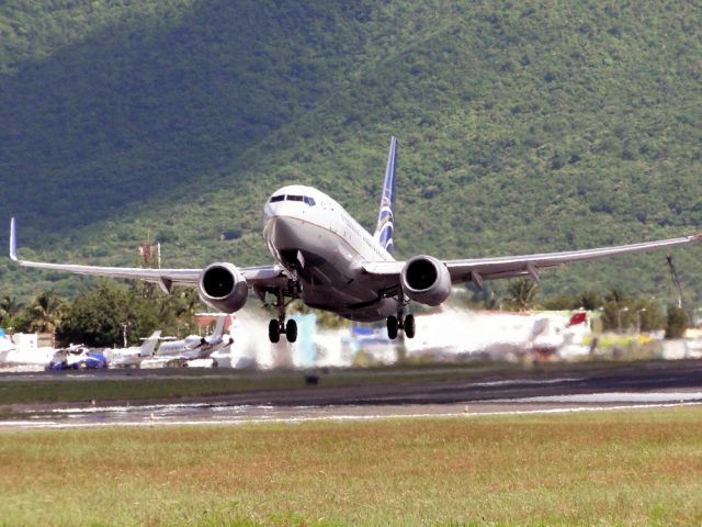 Boeing 737-700 (HP-1380CMP)