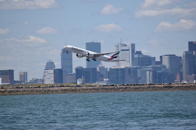 BOEING 777-300 (A6-EGC)