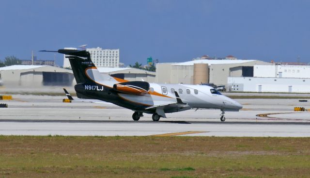 Embraer Phenom 300 (N917LJ)