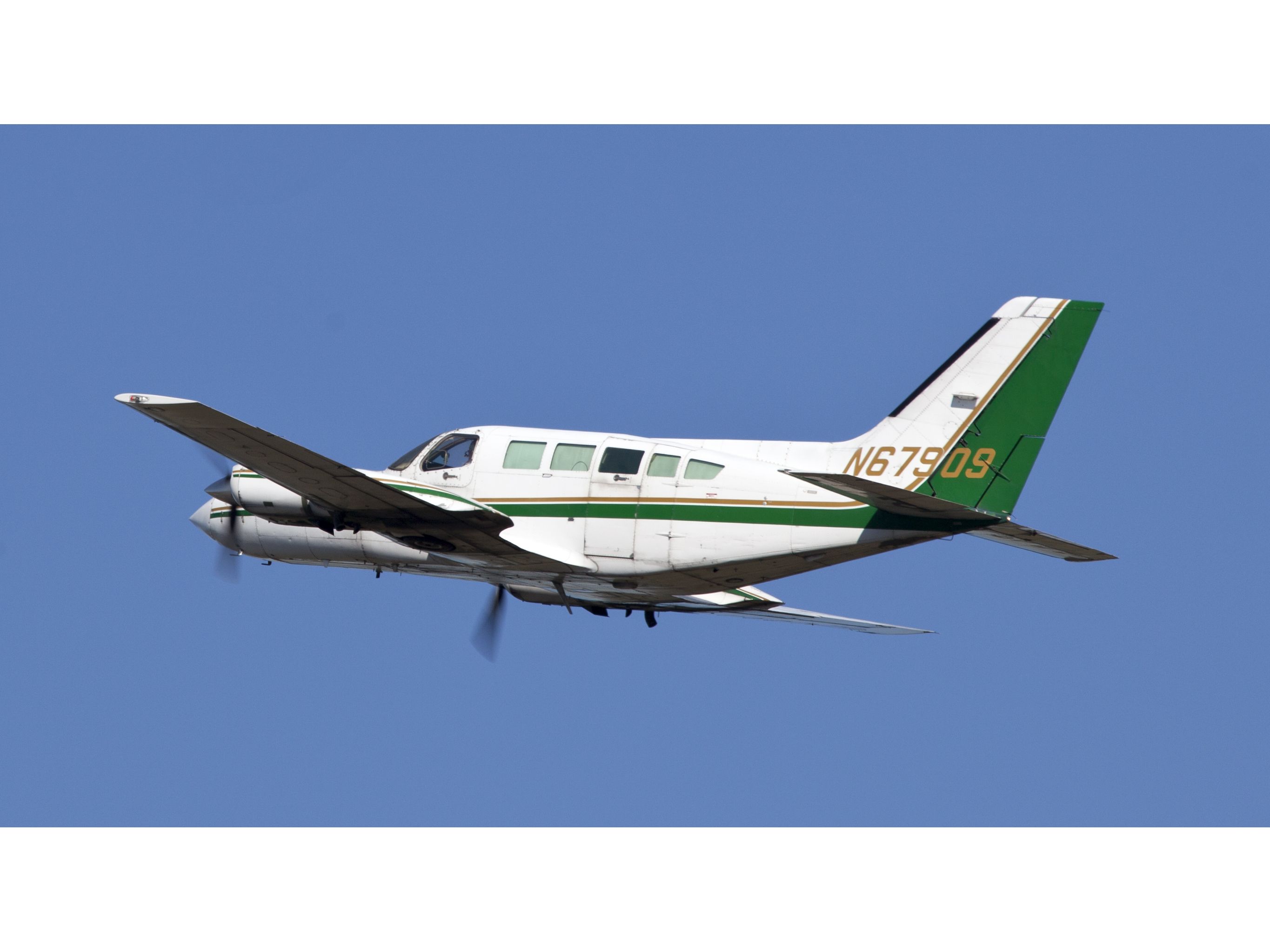 Cessna 402 (N67909) - Take off RW06.