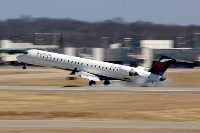 Canadair Regional Jet CRJ-900 (N607LR) - Nice high alpha touchdown at Nashville today.