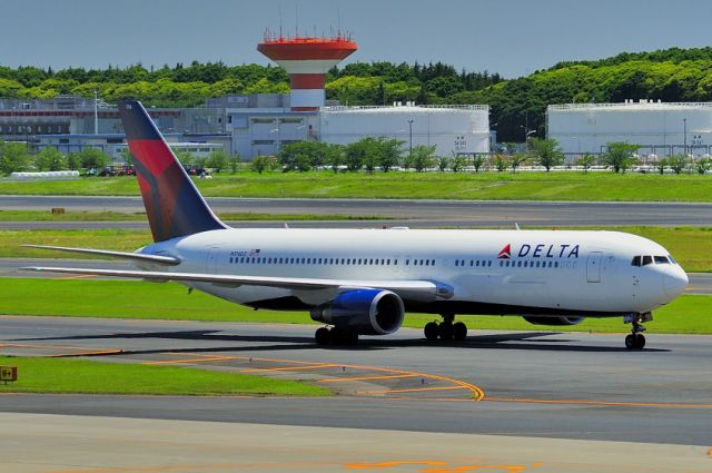 BOEING 767-300 (N176DZ) - 2013