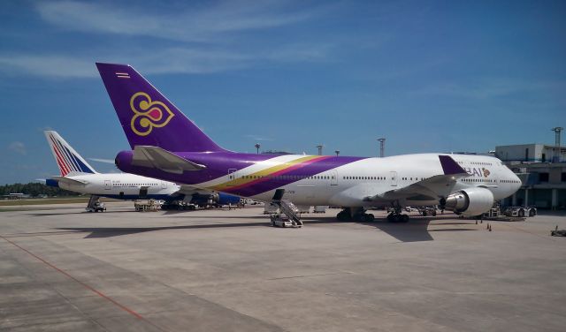 Boeing 747-400 (HS-TGG) - TG 747-4D7 HS-TGG next to Transaero 777-212(ER) EI-UNT at Phuket (HKT) on Oct 25, 2012.