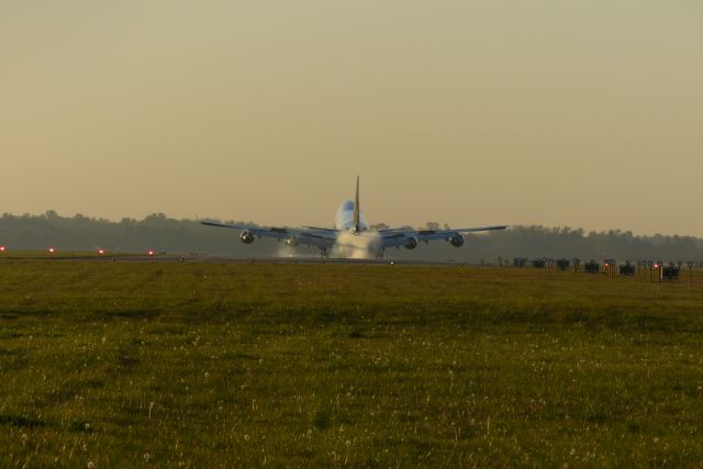 Boeing 747-400 (N415MC)