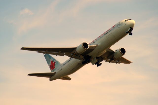 Boeing 777-200 (C-GHLA) - Afternoon Departure from 27R LHR-YYC 18.7.15