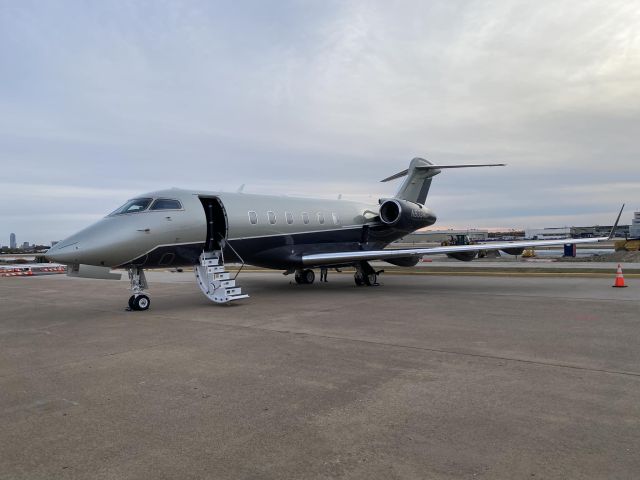 Bombardier Challenger 300 (N808NC)