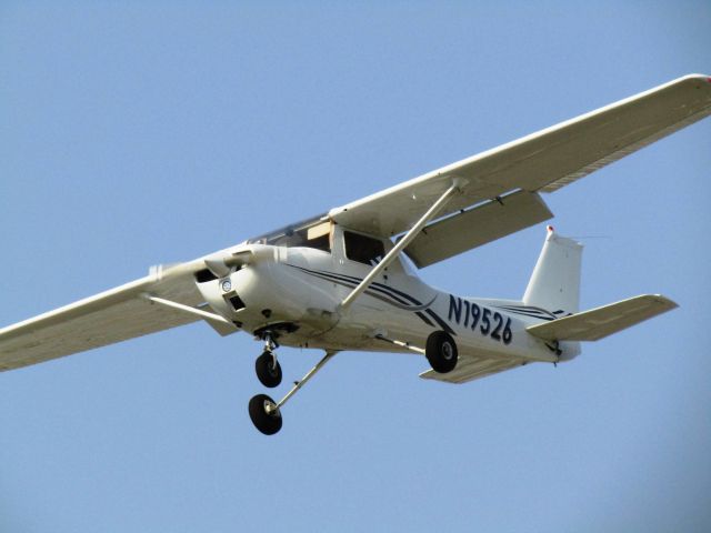 Cessna 152 (N19526) - Landing RWY 24