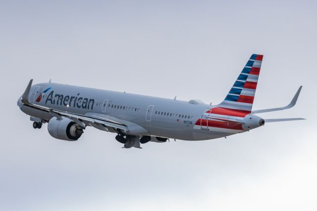 Airbus A321neo (N417AN) - An American Airlines A321 neo taking off from PHX on 2/14/23. Taken with a Canon R7 and Canon EF 100-400 II L lens.