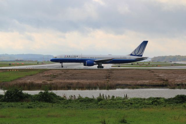 Boeing 757-200 (N593UA)