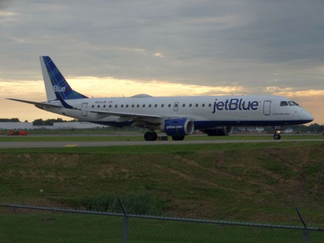 Embraer ERJ-190 (N203JB)