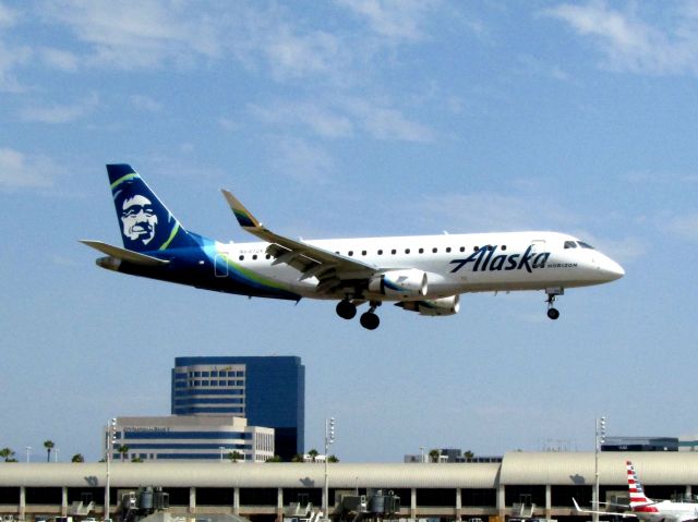 EMBRAER 175 (long wing) (N647QX) - Landing RWY 20R
