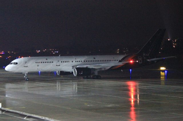 Boeing 757-200 (G-ZAPX)