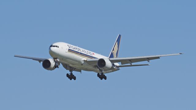 Boeing 777-200 (9V-SVM) - Boeing 777-212(ER). SIA 9V-SVM final runway 06 YPPH 290319