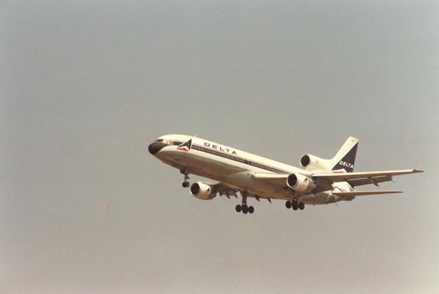 Lockheed L-1011 TriStar — - Delta L-1011 Tristar landing at LAX in the early 1980s