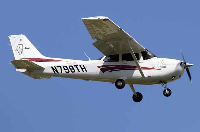 Cessna Skyhawk (N799TH) - Photo by Sean Brink on JetPhotos