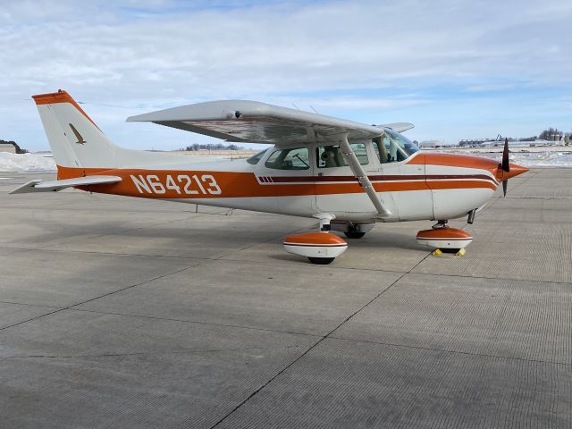 Cessna Skyhawk (N64213)