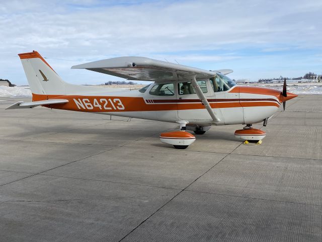 Cessna Skyhawk (N64213)