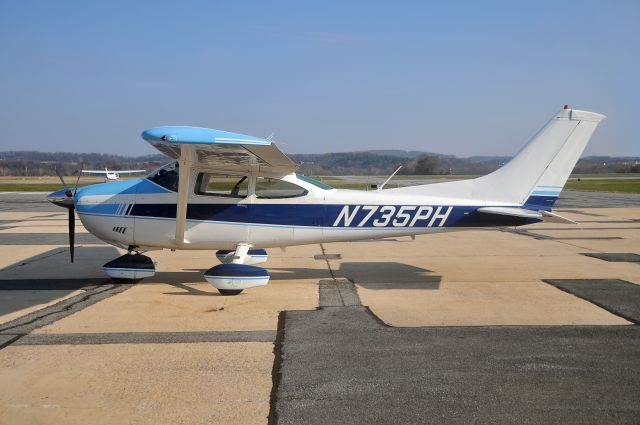 Cessna Skylane (N735PH) - Seen at KFDK on 11/21/2010