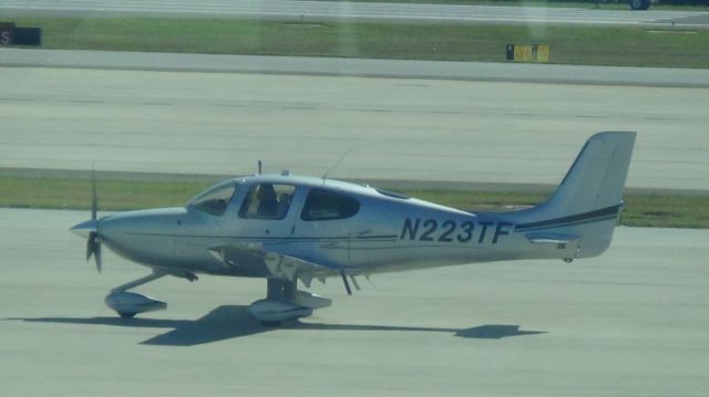 Cirrus SR-22 (N223TF)