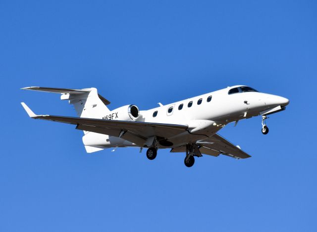 Embraer Phenom 300 (N69FX)