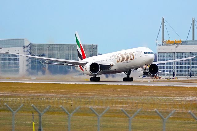 BOEING 777-300ER (A6-ECV)