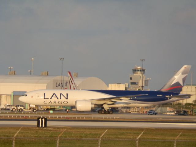 BOEING 777-200LR (N776LA)