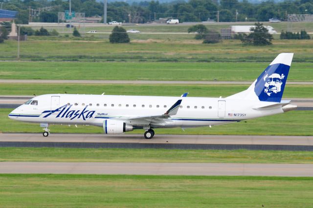 Embraer 170/175 (N173SY) - Alaska/SkyWests brand new E170 on day 3 of service SEA-OKC. I like the Alaska scheme on this ERJ.