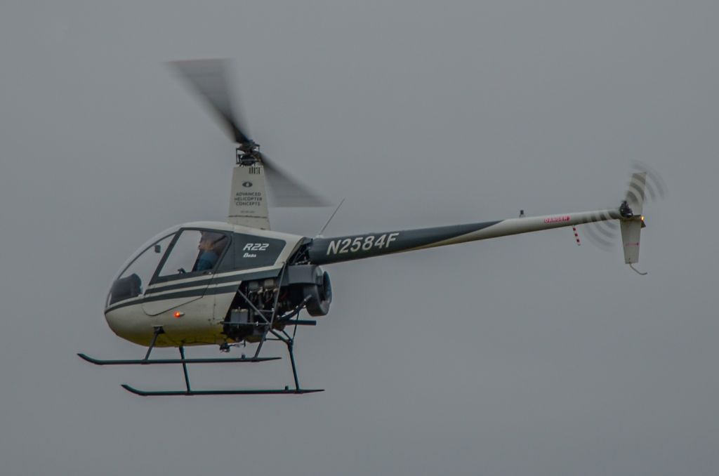 Robinson R-22 (N2584F)