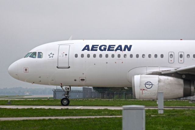 Airbus A320 (SX-DGW)