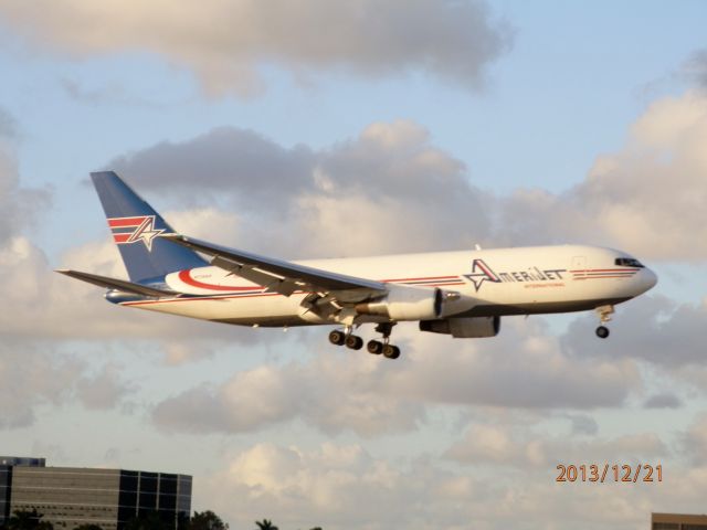 BOEING 767-200 (N739AX)