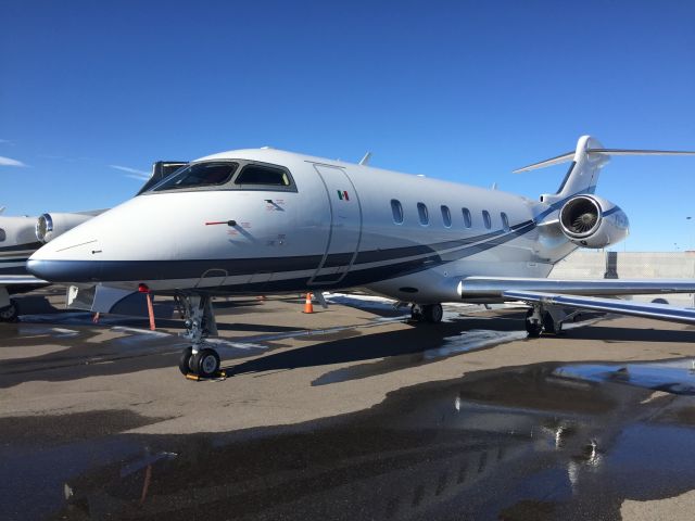 Bombardier Challenger 300 (XA-JGT)