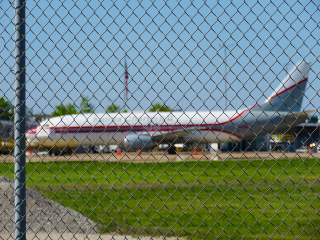 BOEING 737-400 (N405CK) - Sorry for the fence. But i literally have no way to look over it. LoL