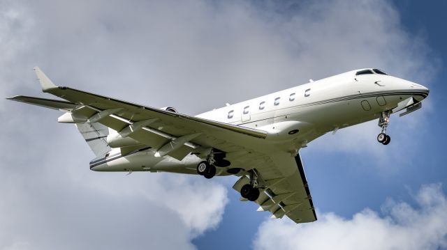 Bombardier Challenger 300 (N971MC)