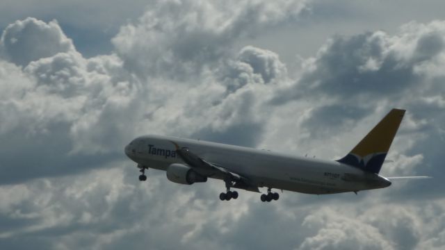 BOEING 767-300 (N771QT) - look this effect of sky