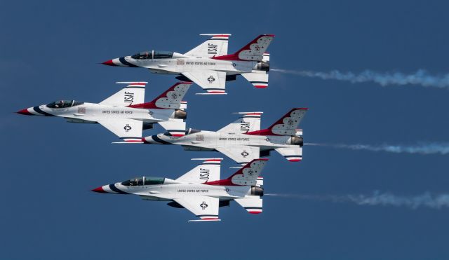 Lockheed F-16 Fighting Falcon — - Air Force Thunderbirds make a pass at the Milwaukee Air & Water Show, July 2019