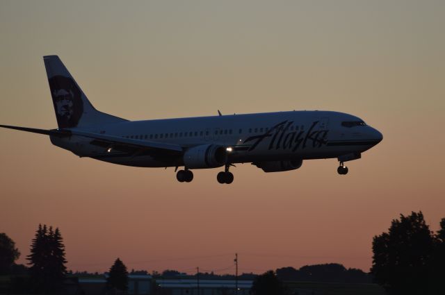 BOEING 737-400 (N754AS)