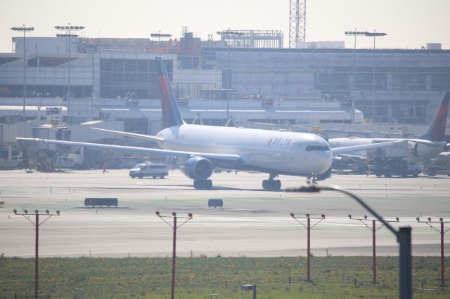 BOEING 767-400 (N826MH)