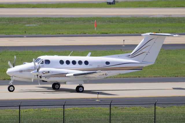 Beechcraft Super King Air 200 (N976KC) - Seen at KIAD on 8/7/2009.