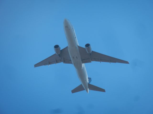 Boeing 777-200 (N794UA) - N794UA, A 1997 Boeing B777-200 Operated By United Airlines, Approaches The Camera While Approaching Dulles International, A Good Shot Of Her Massive Pratt And Whitney PW4090 Engines