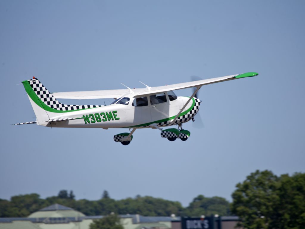 Cessna Skylane (N383ME) - Take off runway 08.