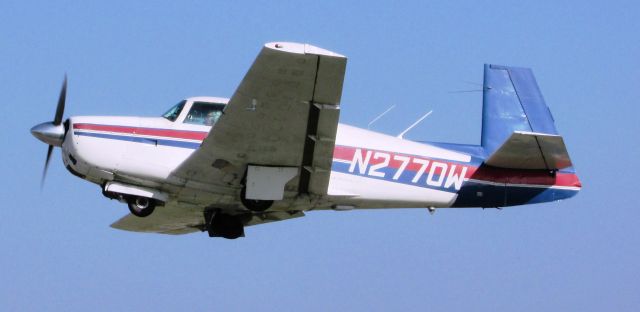 Mooney M-20 (N2770W) - Taking off from Fullerton